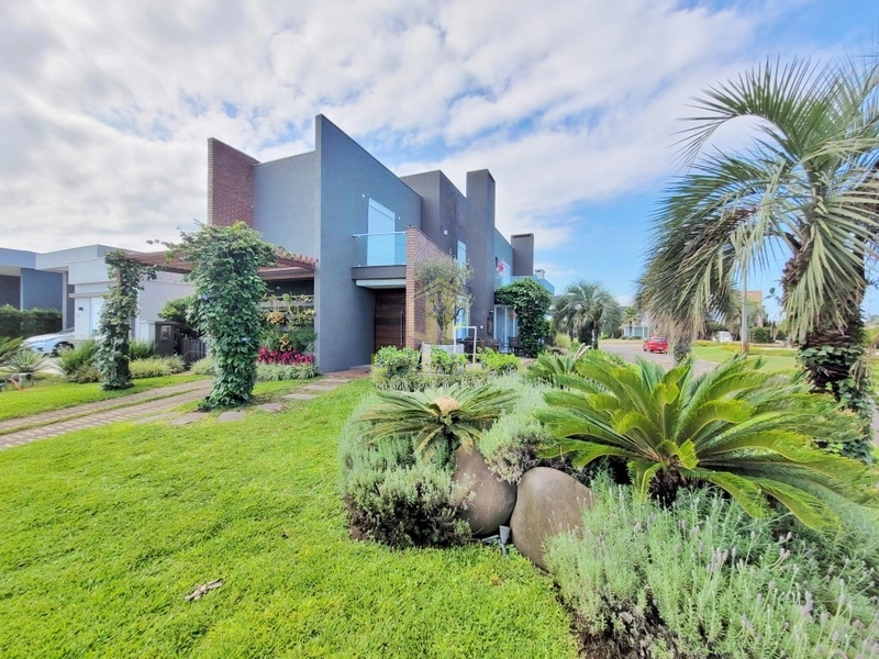 É no azul do mar e no sal da areia que me sinto em casa.