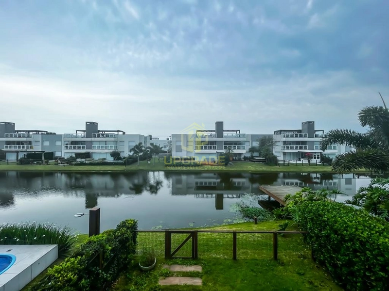 A praia é o meu lar.