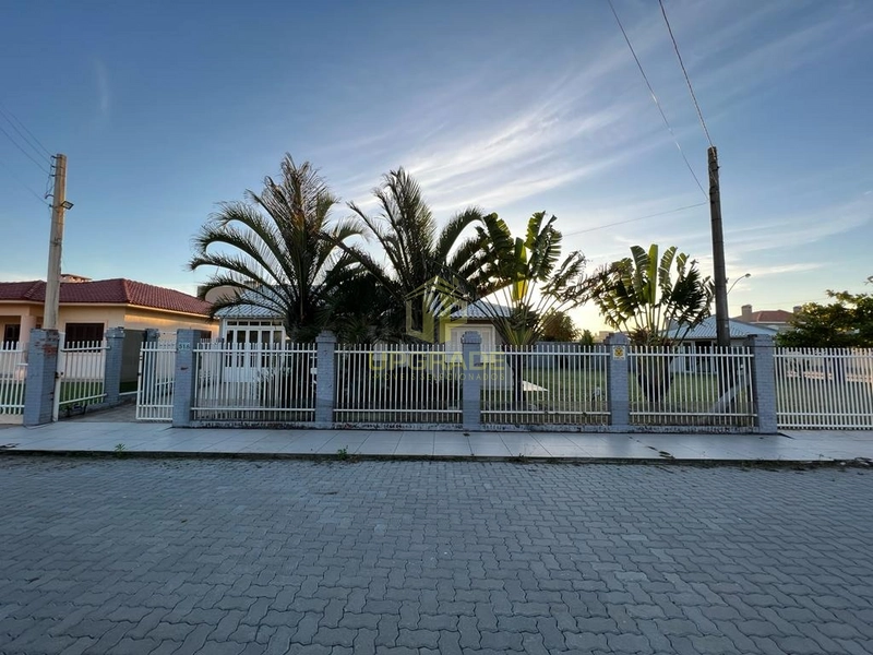 Praia, areia, sol e mar: aqui encontro a minha paz.