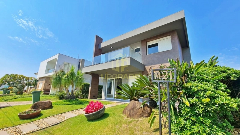 É no azul do mar e no sal da areia que me sinto em casa.