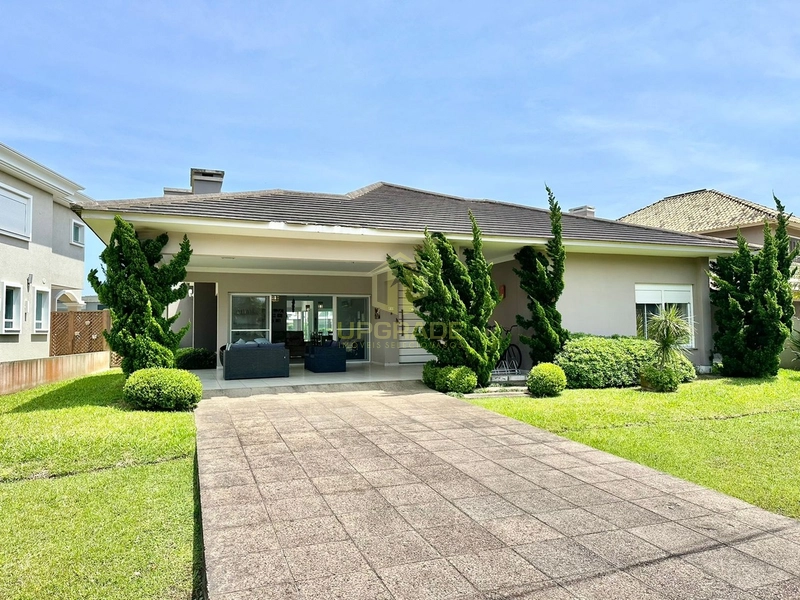 Praia, areia, sol e mar: aqui encontro a minha paz