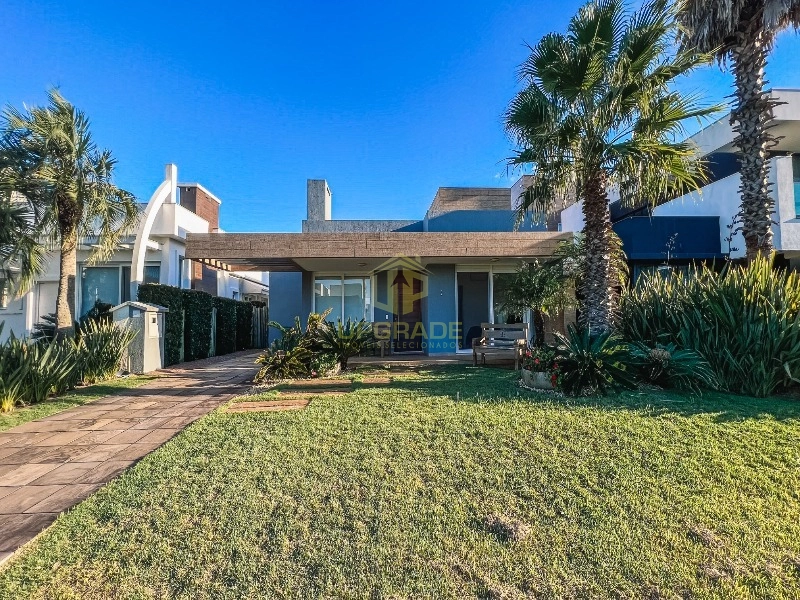 Tudo se renova na brisa do mar.