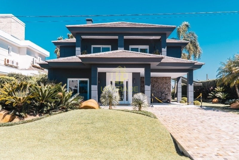 O gostoso da praia é apreciar a chegada e partida das ondas do mar.
