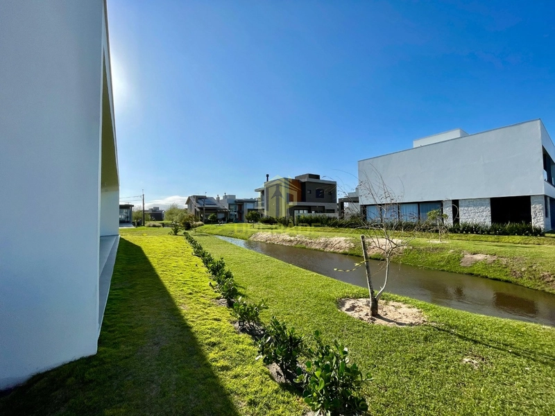 A vida fica melhor na praia.: 4ª foto da galeria de imagens do imóvel