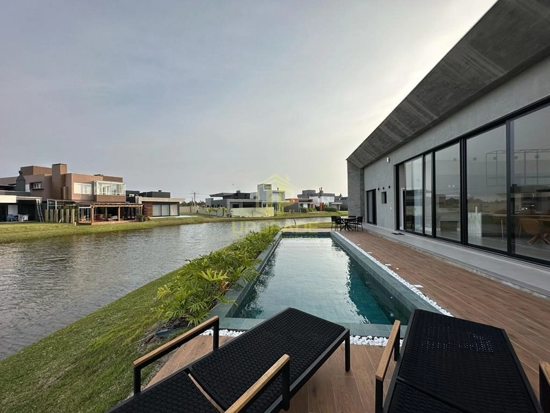 Na calmaria da praia, o mar nos abraça.: 3ª foto da galeria de imagens do imóvel