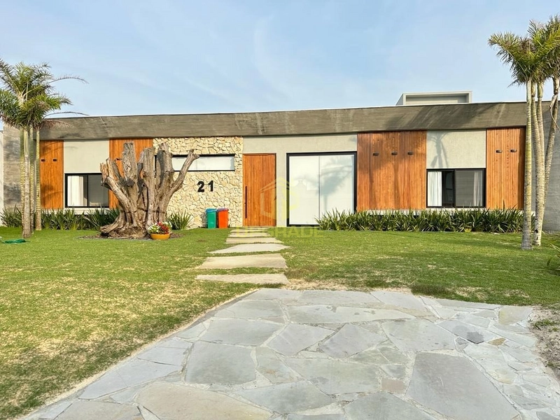 Na calmaria da praia, o mar nos abraça.