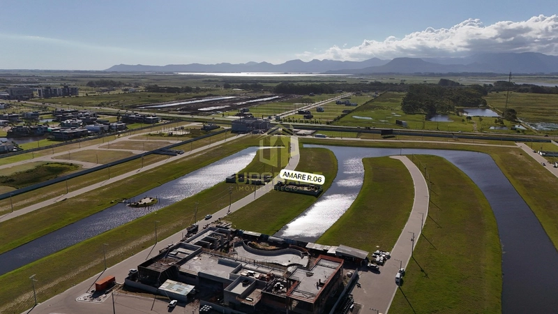 Um céu. Um sol. Um mar. Estou completo.