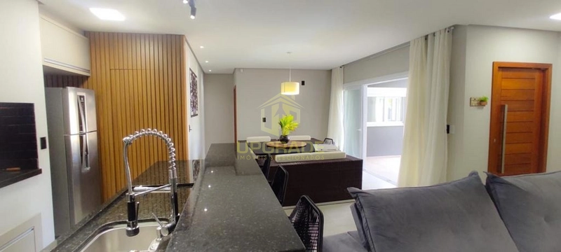 De frente para a praça, em uma ótima localização.