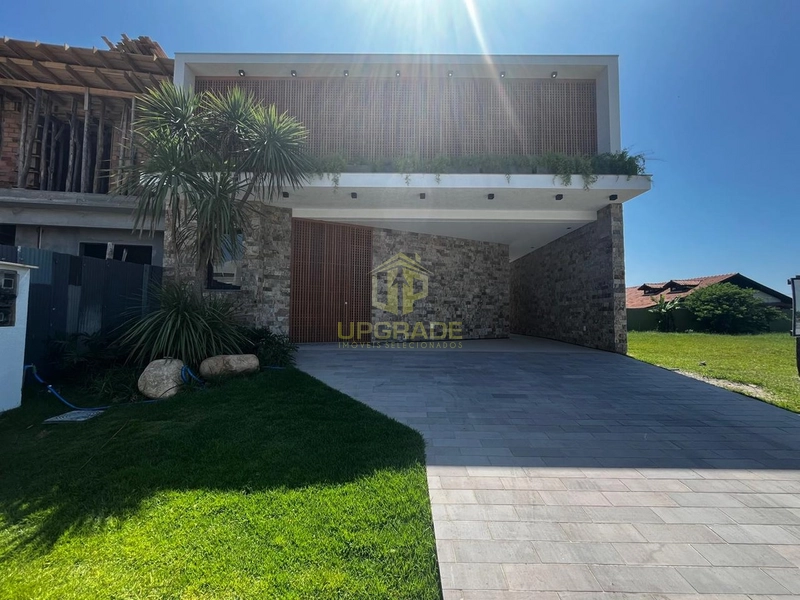 A felicidade se encontra em um bom livro lido na praia.