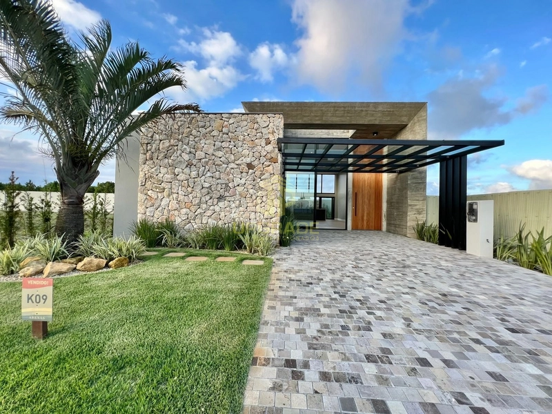 Com uma fachada moderna de pedra e concreto aparente!