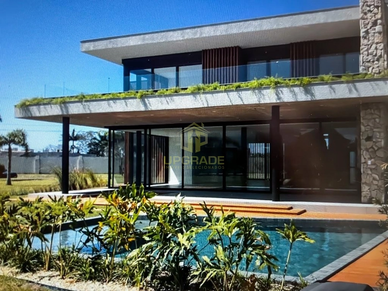 Surpreendente e charmoso, este sobrado pode ser seu!