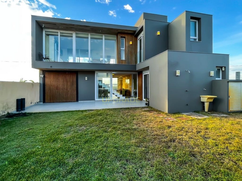 Com uma arquitetura moderna e uma vista de aquecer o coração...: 28ª foto da galeria de imagens do imóvel