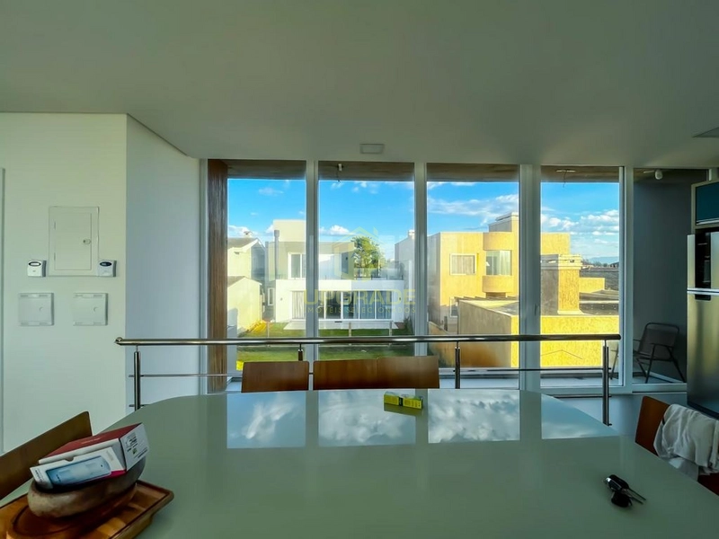 Com uma arquitetura moderna e uma vista de aquecer o coração...: 43ª foto da galeria de imagens do imóvel