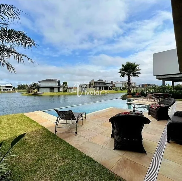 COM UMA VISTA PRIVILEGIADA, ESSA MANSÃO A BEIRA LAGO TE ESPERA !: 1ª foto da galeria de imagens do imóvel