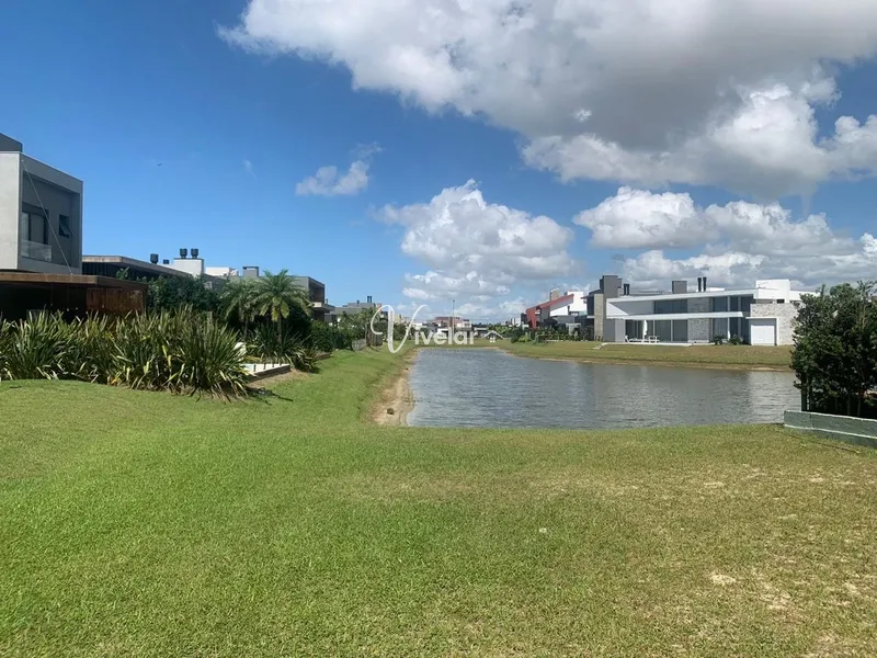 A VENDA UM ÚNICO E RARO TERRENO DE ESQUINA NO CONDOMÍNIO RIVIERA: 2ª foto da galeria de imagens do imóvel