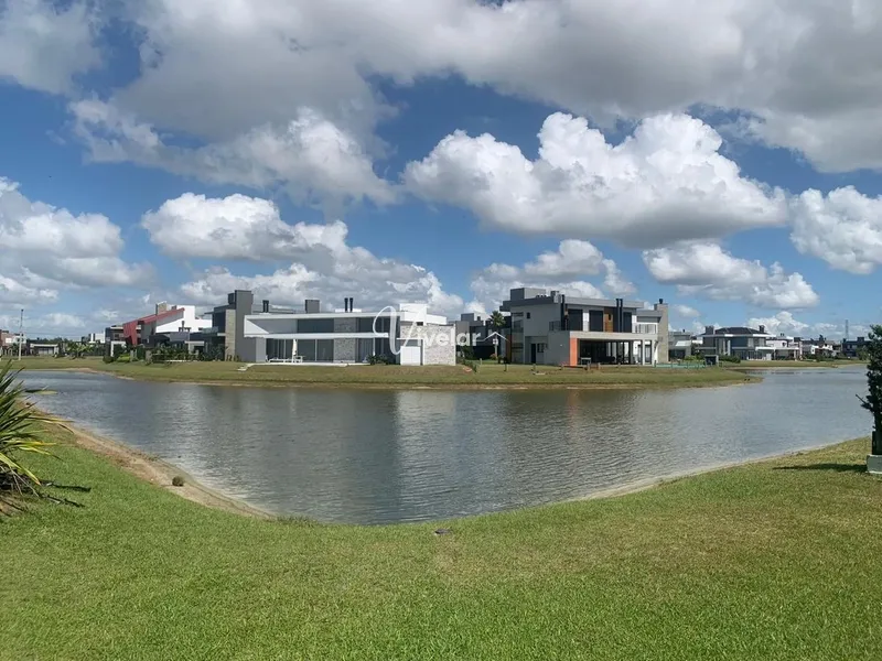 A VENDA UM ÚNICO E RARO TERRENO DE ESQUINA NO CONDOMÍNIO RIVIERA: 1ª foto da galeria de imagens do imóvel