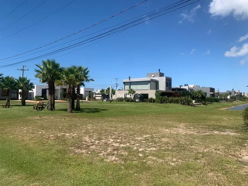 A VENDA UM ÚNICO E RARO TERRENO DE ESQUINA NO CONDOMÍNIO RIVIERA: 3ª foto da galeria de imagens do imóvel