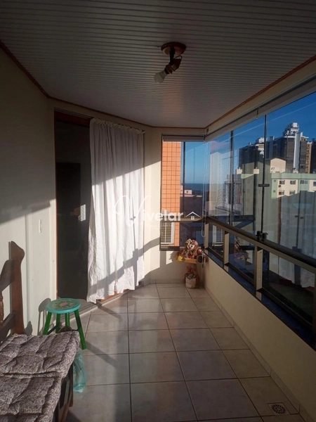 NO CENTRO COM SACADA DE FRENTE: 7ª foto da galeria de imagens do imóvel