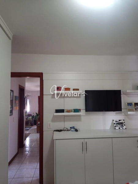 NO CENTRO COM SACADA DE FRENTE: 2ª foto da galeria de imagens do imóvel