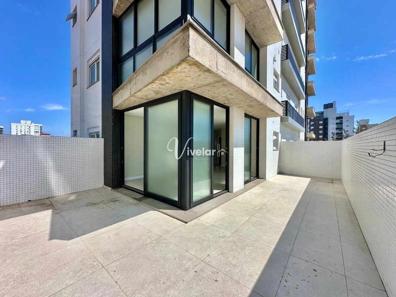 APARTAMENTO COM TERRAÇO, A POUCOS METROS DO MAR: 1ª foto da galeria de imagens do imóvel