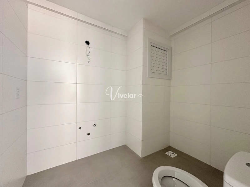 AMPLO APARTAMENTO COM SACADA DE FRENTE: 3ª foto da galeria de imagens do imóvel