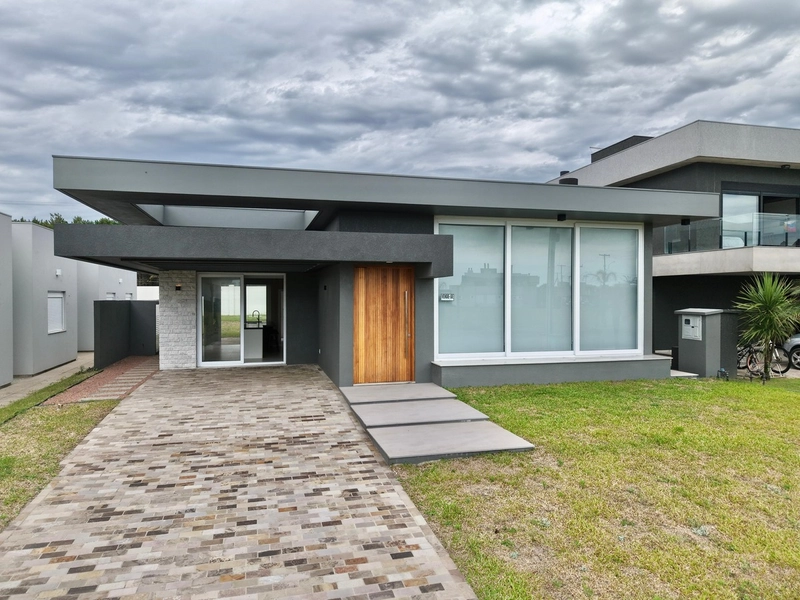 Casa à venda no condomínio Costa Serena em Capão da Canoa!
