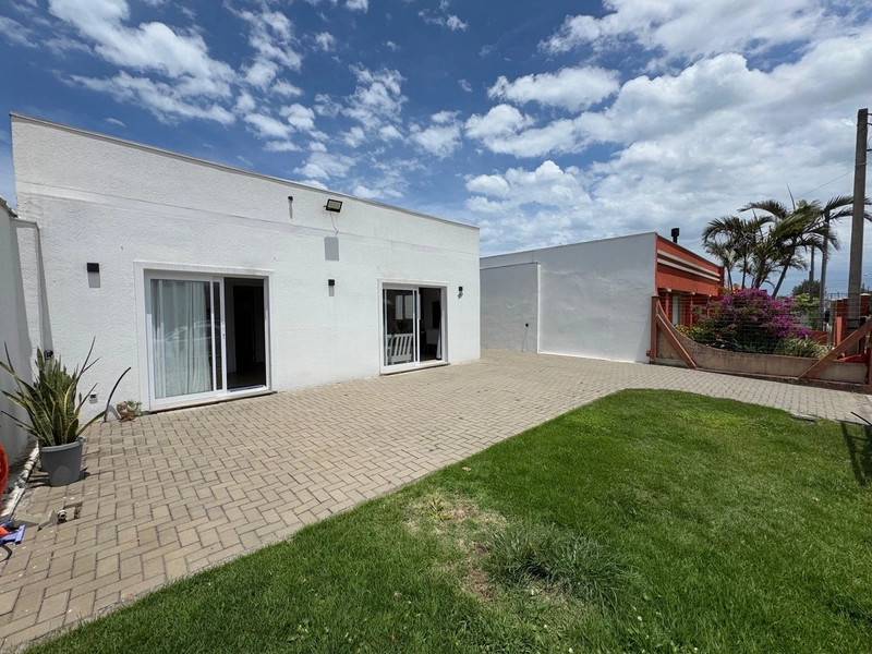 CASA À VENDA EM ATLÂNTIDA SUL: 2ª foto da galeria de imagens do imóvel