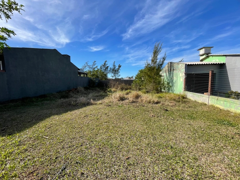 Terreno à venda em Atlântida Sul