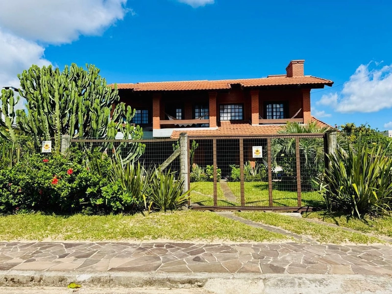 Casa á venda em Xangri-Lá com dois terrenos!: 1ª foto da galeria de imagens do imóvel