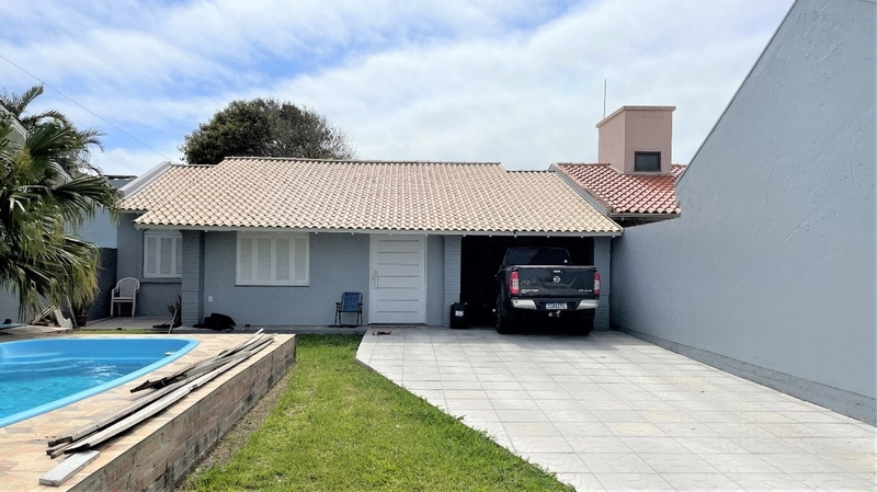 Casa com piscina à venda no centro de Imbé!: 1ª foto da galeria de imagens do imóvel