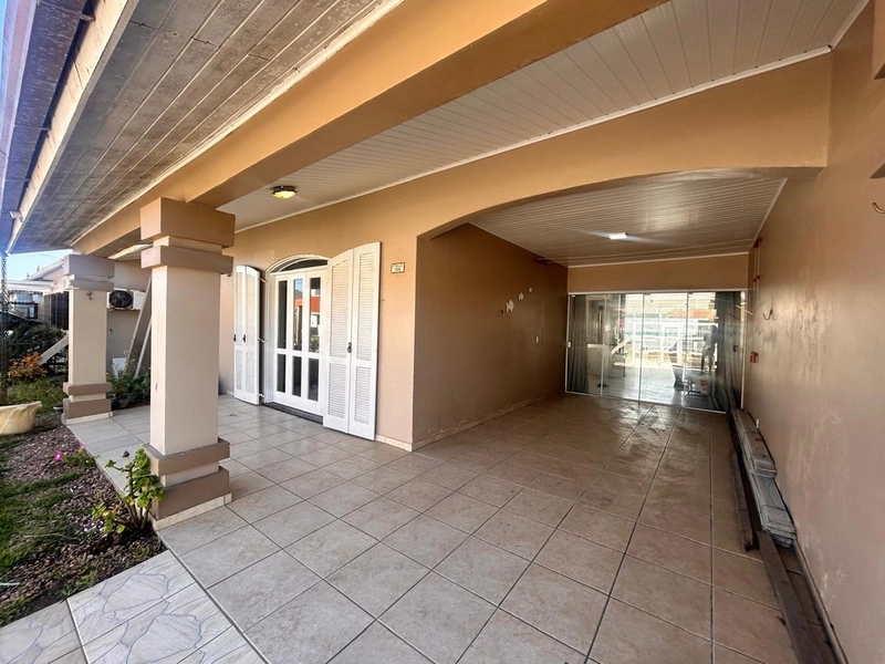 Casa a poucos metros do mar em Atlântida Sul!