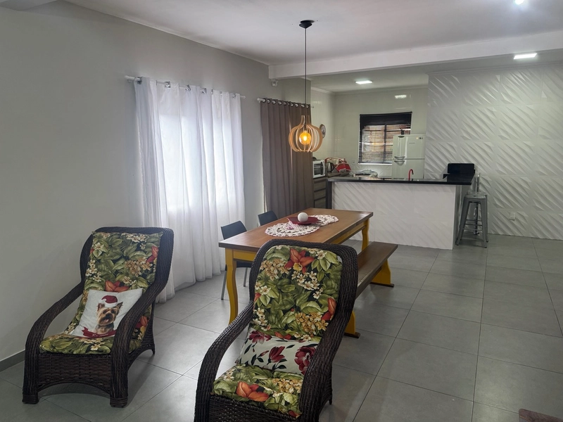 Casa de esquina em Atlântida Sul: 2ª foto da galeria de imagens do imóvel