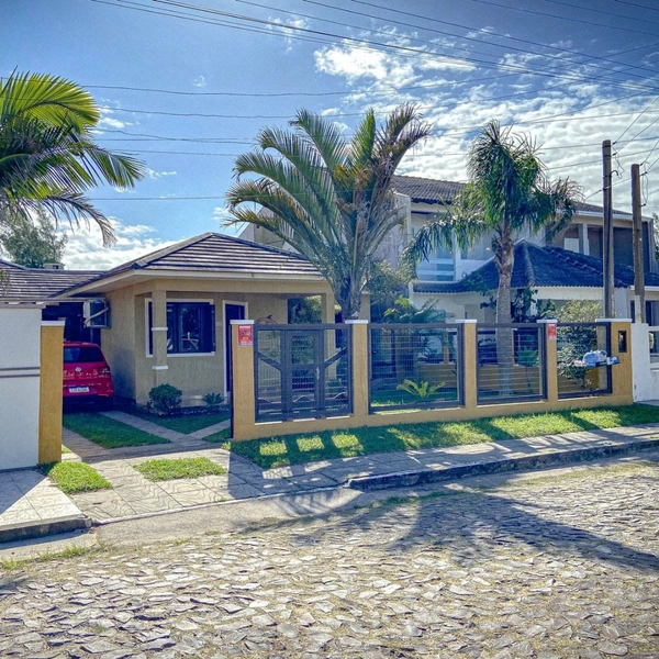 Casa a Venda em Atlântida Sul: 2ª foto da galeria de imagens do imóvel