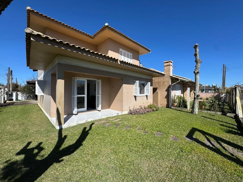 Casa à venda próximo do mar em Atlântida Sul: 2ª foto da galeria de imagens do imóvel