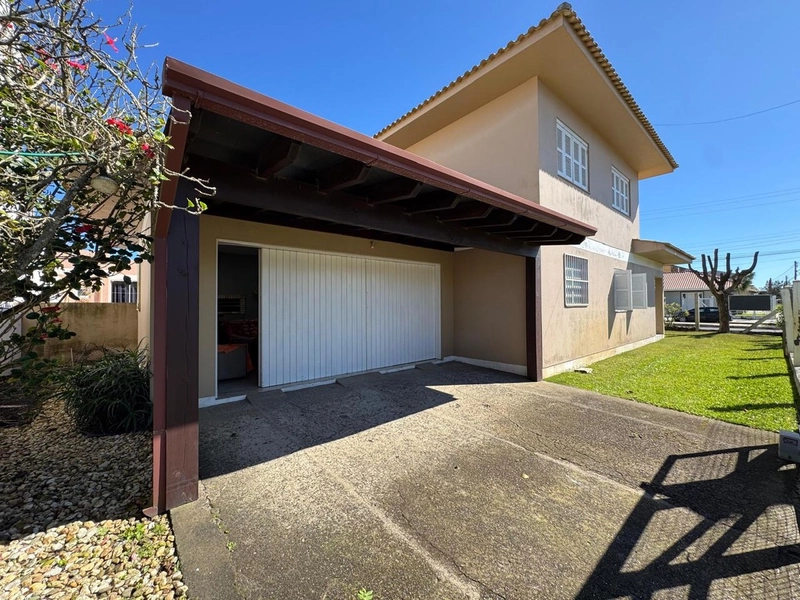 Casa à venda próximo do mar em Atlântida Sul