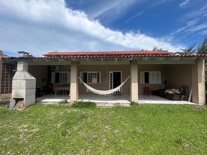 Casa há poucos metros do mar em Atlântida Sul!: 2ª foto da galeria de imagens do imóvel