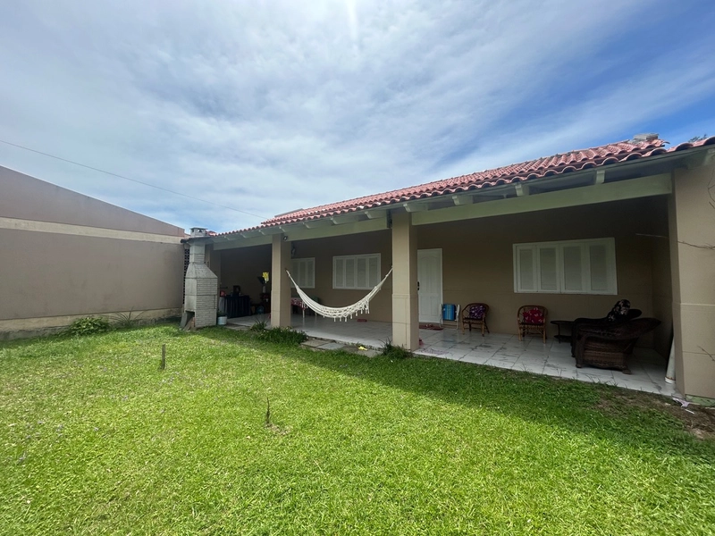 Casa há poucos metros do mar em Atlântida Sul!