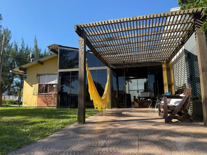 CASA À VENDA EM ATLÂNTIDA SUL!