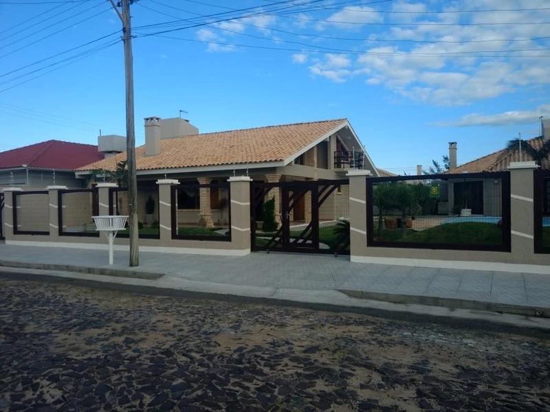 Casa com 2 terrenos,  em Atlântida Sul a 100 metros do mar!: 1ª foto da galeria de imagens do imóvel