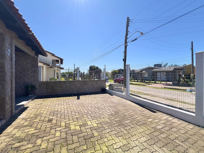 Sobrado em Atlântida Sul: 6ª foto da galeria de imagens do imóvel