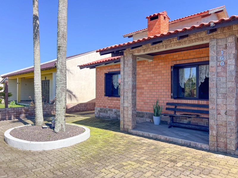 Sobrado em Atlântida Sul: 3ª foto da galeria de imagens do imóvel