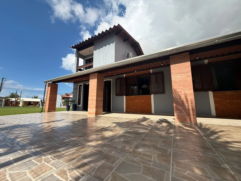 Casa em Atlântida sul com 02 terrenos: 3ª foto da galeria de imagens do imóvel