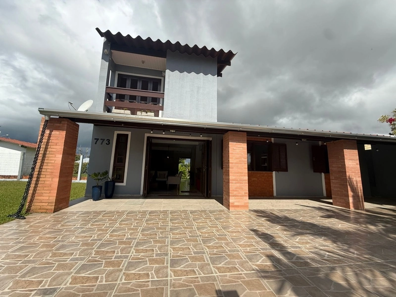 Casa em Atlântida sul com 02 terrenos: 2ª foto da galeria de imagens do imóvel