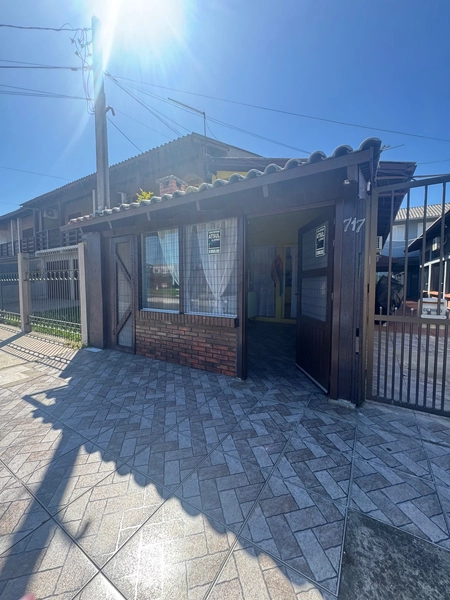 Casa em Atlântida Sul: 3ª foto da galeria de imagens do imóvel