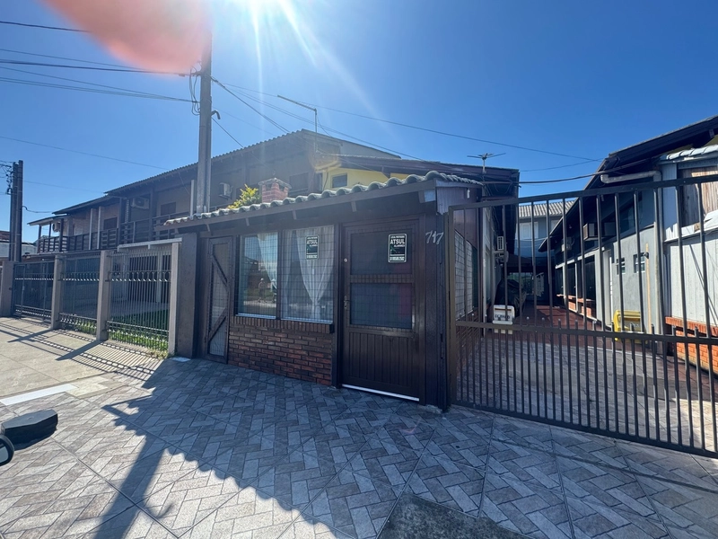 Casa em Atlântida Sul: 2ª foto da galeria de imagens do imóvel