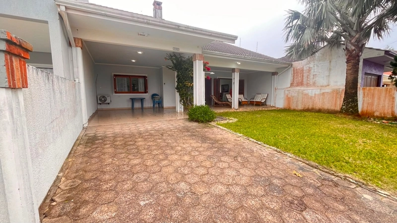 Casa com otima localização em Atlantida Sul: 2ª foto da galeria de imagens do imóvel