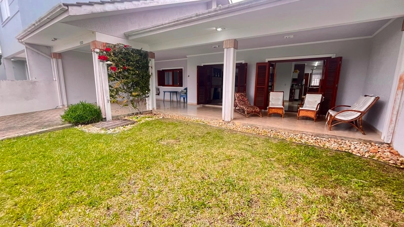 Casa com otima localização em Atlantida Sul: 1ª foto da galeria de imagens do imóvel