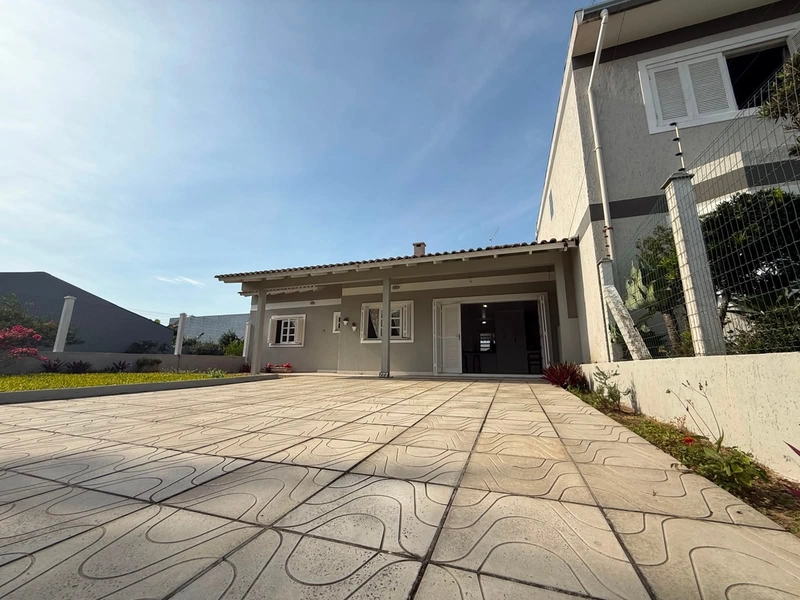 CASA À VENDA EM ATLÂNTIDA SUL!