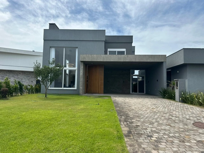 Sobrado à venda em condomínio fechado em Xangri-Lá!