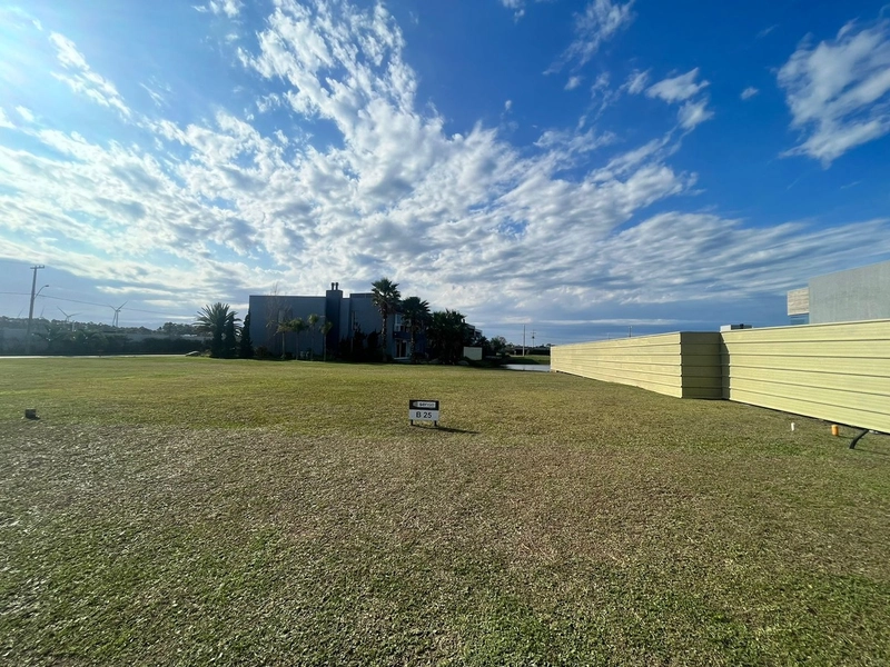 Terreno beira lago à venda no condomínio Sense em Xangri-Lá!: 1ª foto da galeria de imagens do imóvel